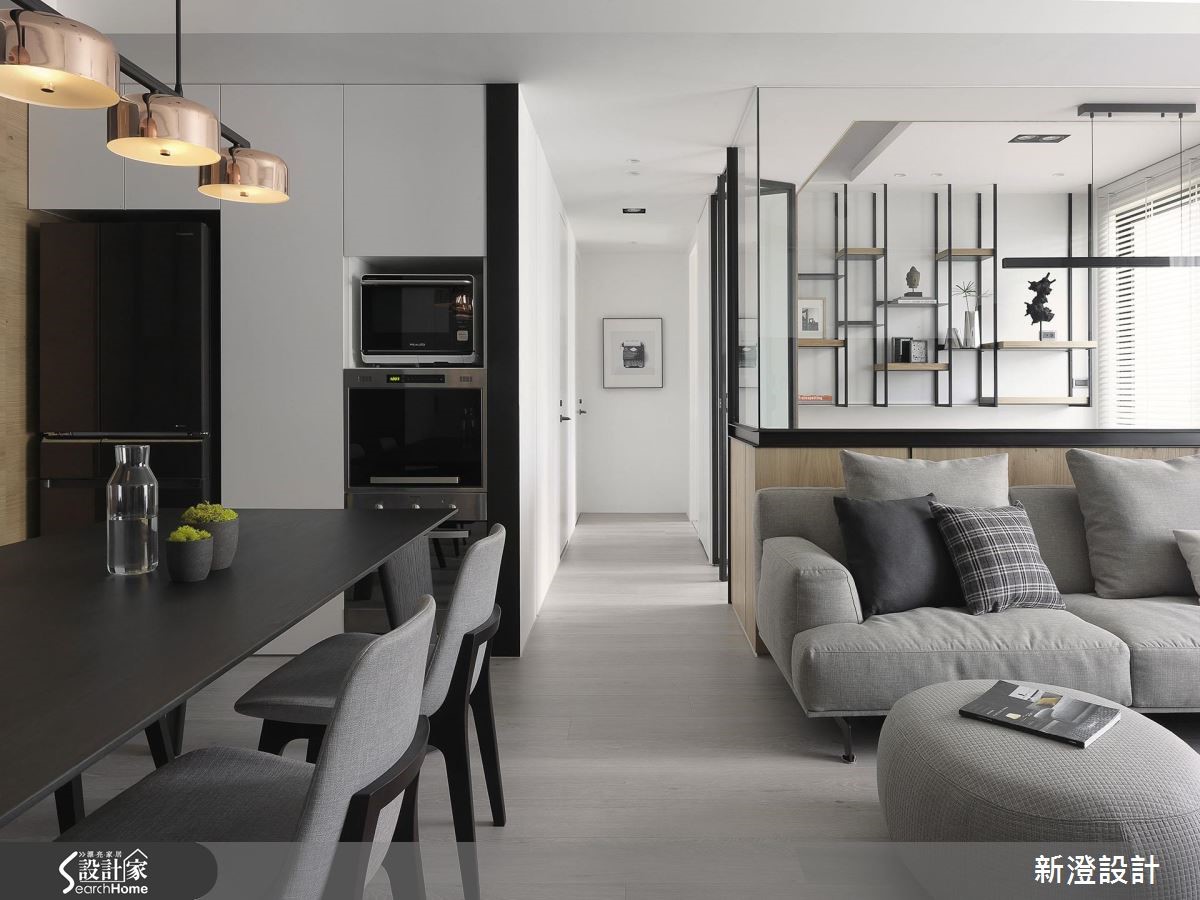 52 坪居家，設計師引用經典的黑白色調，在低彩主調中